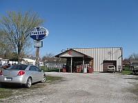 USA - Staunton IL - Henry's Rabbit Ranch Building (11 Apr 2009)